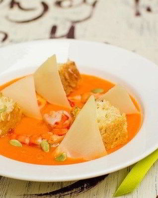 Тыквенный суп с тигровыми креветками, пармезаном и тыквенными семечками