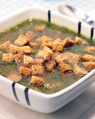 Зеленый суп с курицей и соусом песто