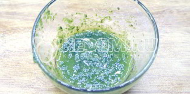 зеленый суп с курицей и соусом песто