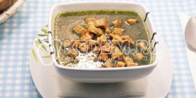 зеленый суп с курицей и соусом песто