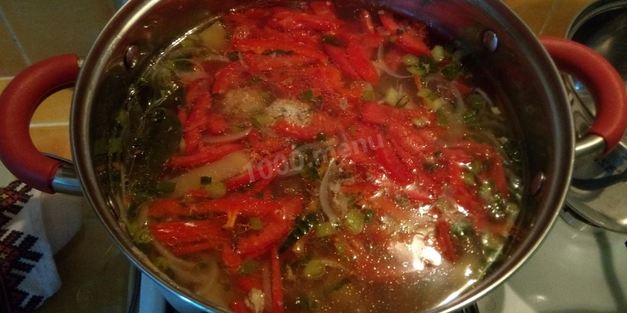 зеленый суп с щавелем и индейкой