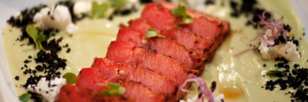 Жареный арбуз в супе из авокадо