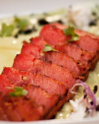 Жареный арбуз в супе из авокадо