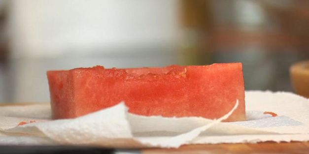 жареный арбуз в супе из авокадо