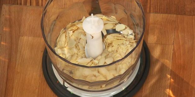 жареный арбуз в супе из авокадо