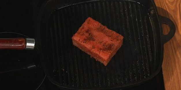 жареный арбуз в супе из авокадо