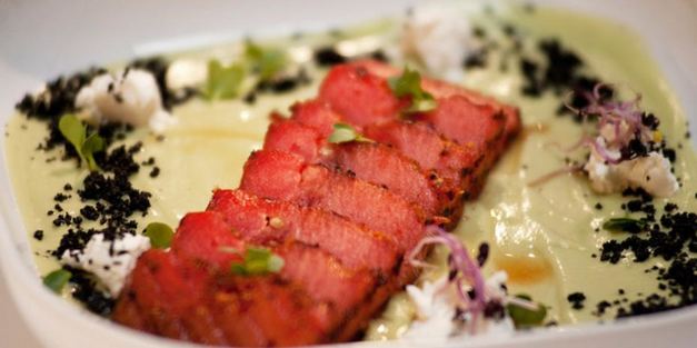 жареный арбуз в супе из авокадо