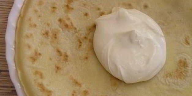 блинчики с маскарпоне, малиной и белым шоколадом