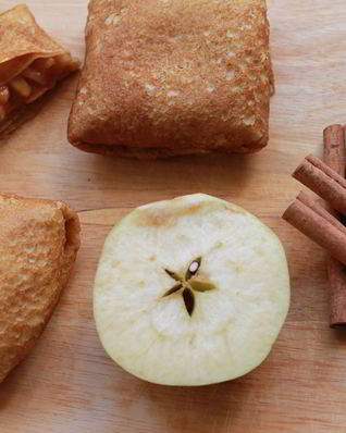 Блинчики с яблоками в карамели