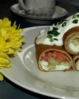 Блины с деревенским сыром, форелью и огурцами