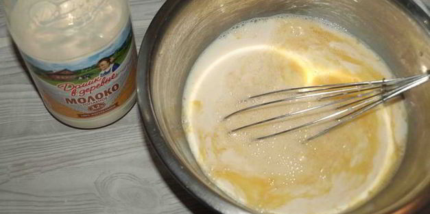 блины с деревенским сыром, форелью и огурцами