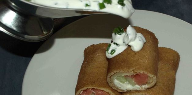 блины с деревенским сыром, форелью и огурцами