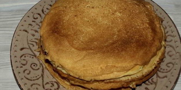 блины с деревенским сыром, форелью и огурцами