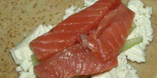 блины с деревенским сыром, форелью и огурцами