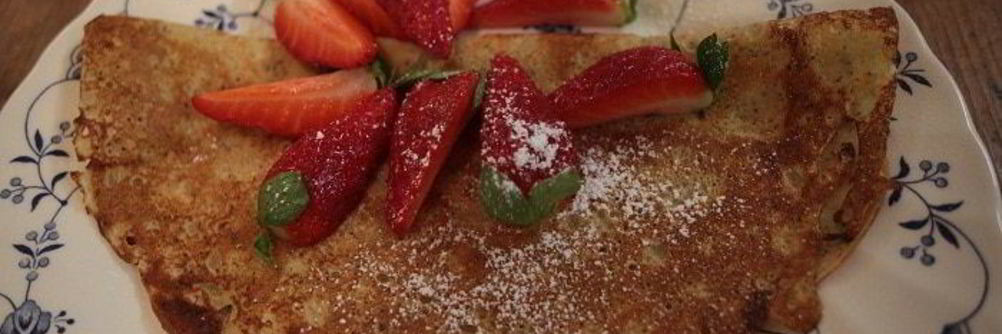 Блины с клубникой