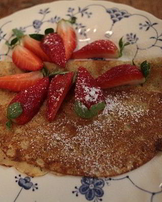 Блины с клубникой