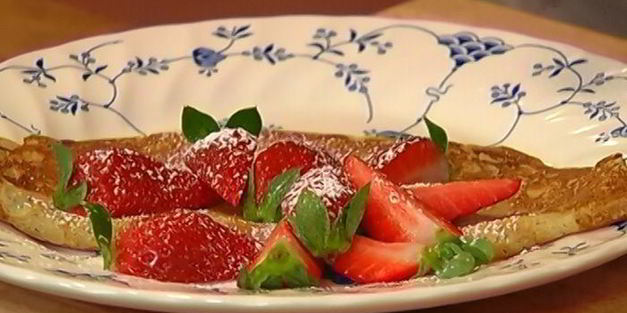 блины с клубникой