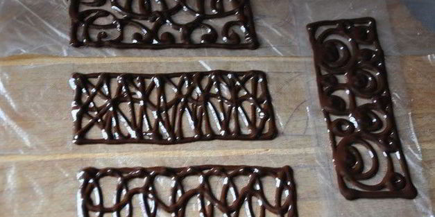 блины с молочной начинкой в шоколадных кольцах