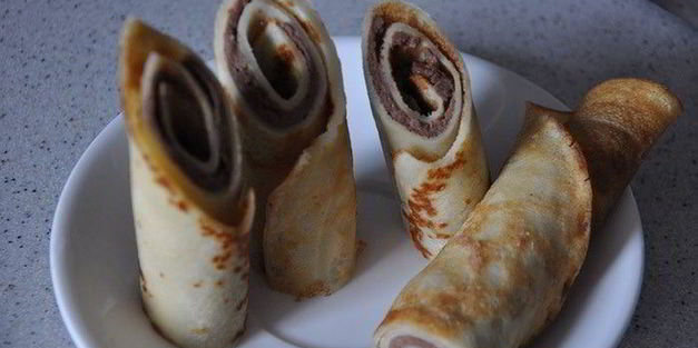 блины с молочной начинкой в шоколадных кольцах