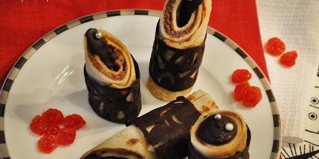 блины с молочной начинкой в шоколадных кольцах