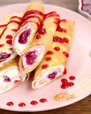 Блины с творогом, вишней, клубничным и ванильным соусом