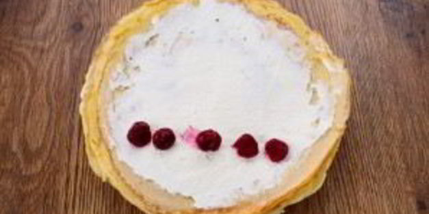 блины с творогом, вишней, клубничным и ванильным соусом