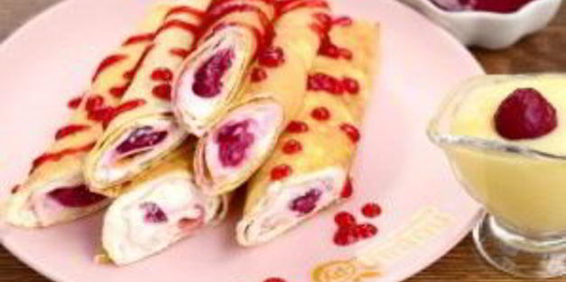 блины с творогом, вишней, клубничным и ванильным соусом