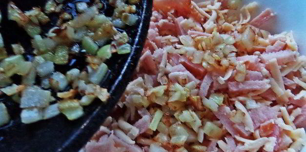 блины с ветчиной, запеченные под сыром