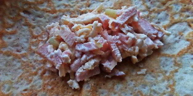 блины с ветчиной, запеченные под сыром