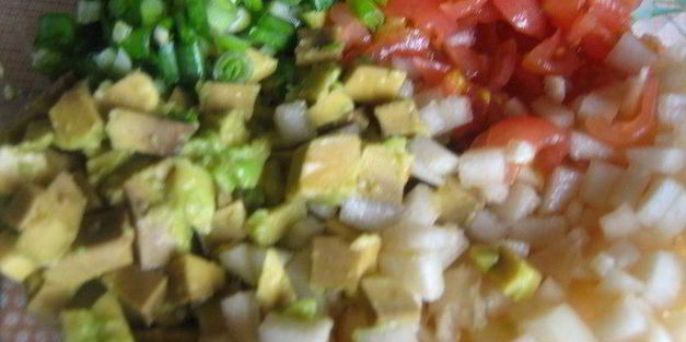 кукурузные блинчики с сальсой из груши и авокадо