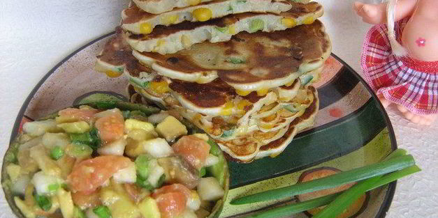 кукурузные блинчики с сальсой из груши и авокадо