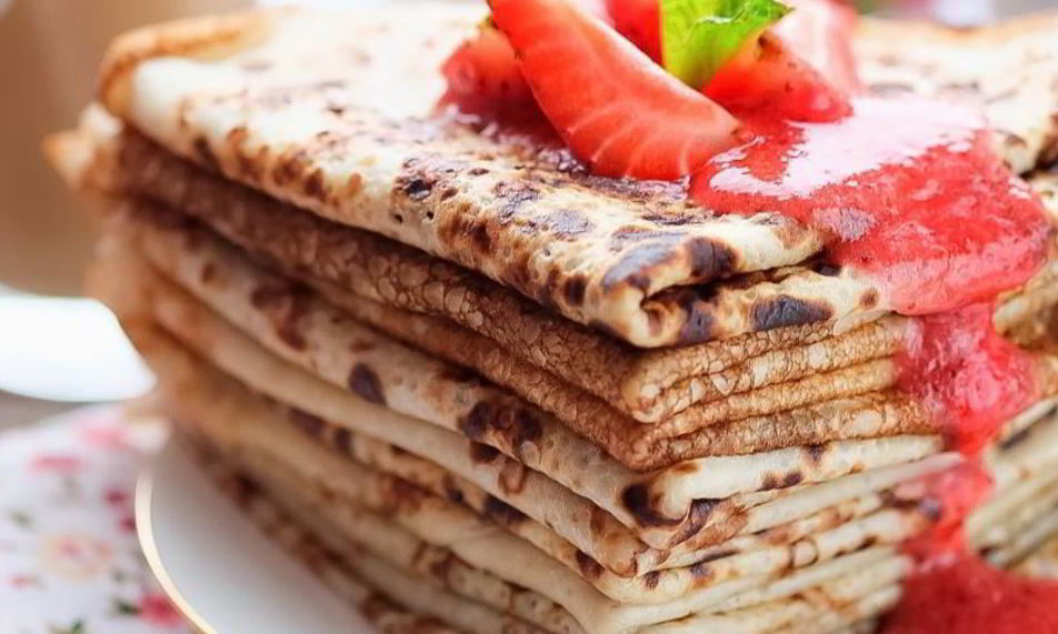 Рецепт нежнейшие блины на кефире с клубничным соусом