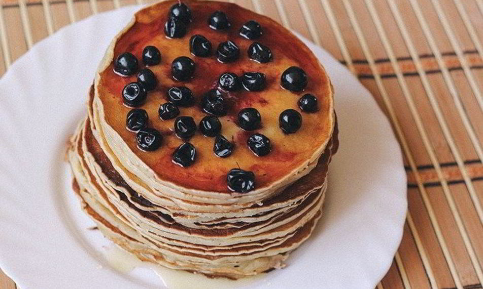 Рецепт панкейк с медом и черникой