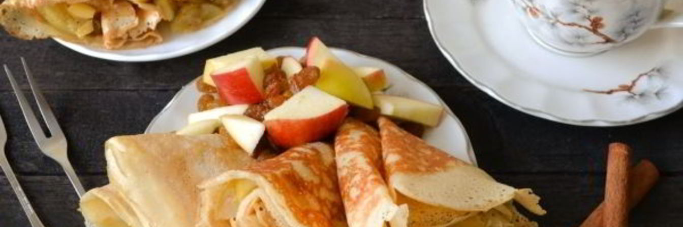 Постные блинчики с начинкой из яблок с изюмом