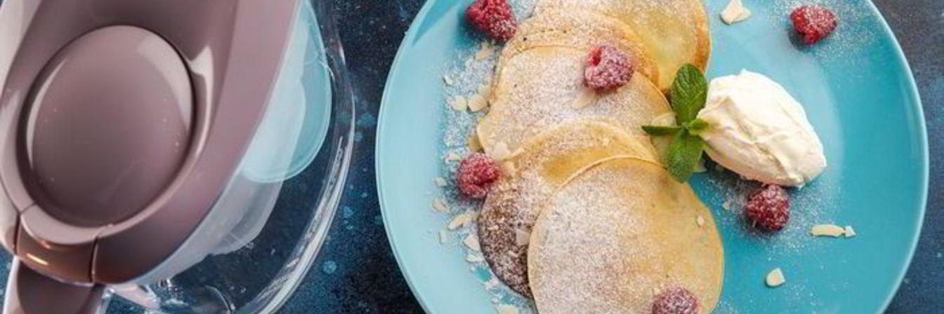 Простые блинчики на воде с малиной