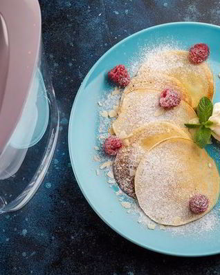 Простые блинчики на воде с малиной