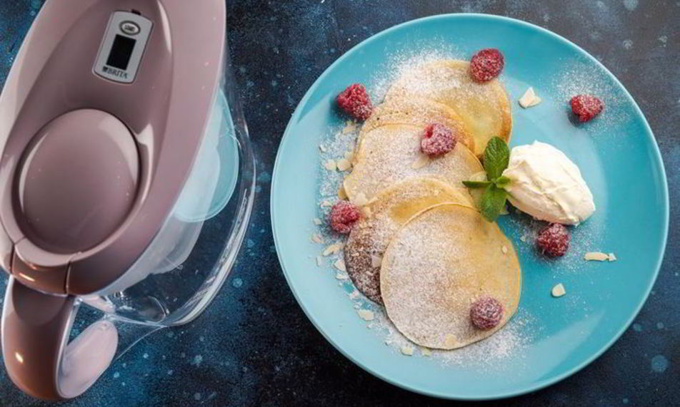 Рецепт простые блинчики на воде с малиной