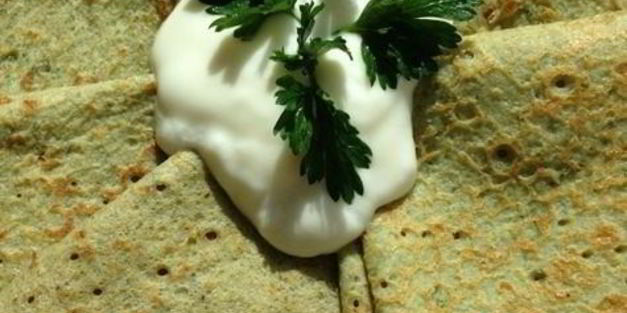 ржаные блинчики на сыворотке со щавелем и петрушкой