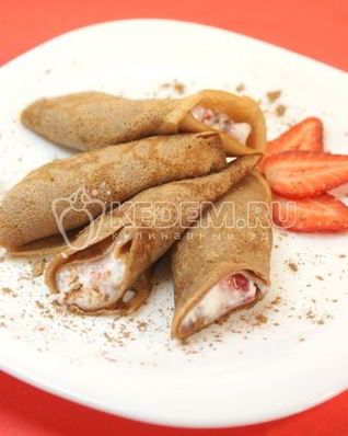 Шоколадные блины с творогом и клубникой