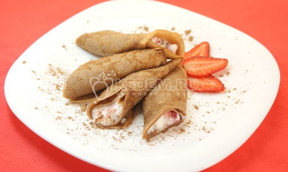 Рецепт шоколадные блины с творогом и клубникой