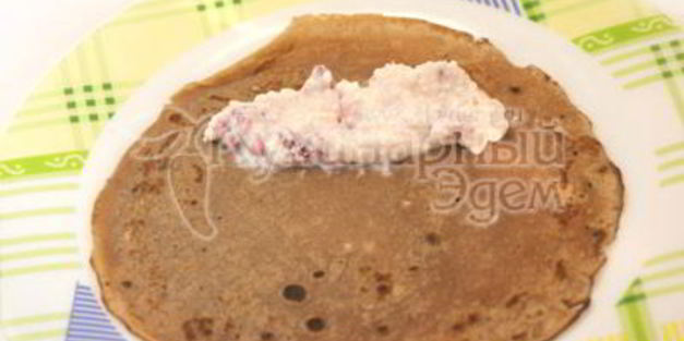 шоколадные блины с творогом и клубникой