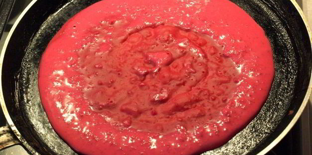 свекольные блинчики с сельдью и сливочным сыром