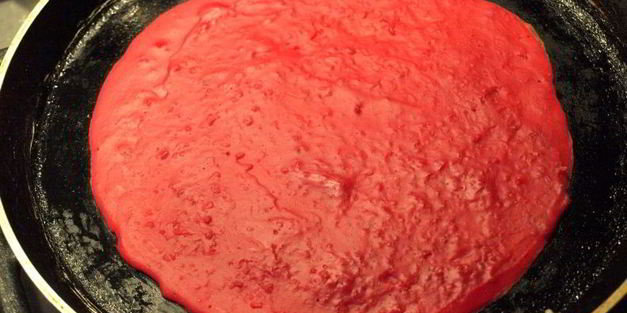 свекольные блинчики с сельдью и сливочным сыром