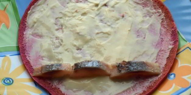 свекольные блинчики с сельдью и сливочным сыром