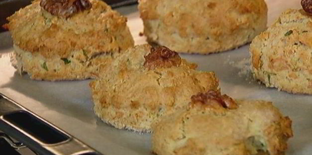 английские булочки с грецкими орехами и сыром