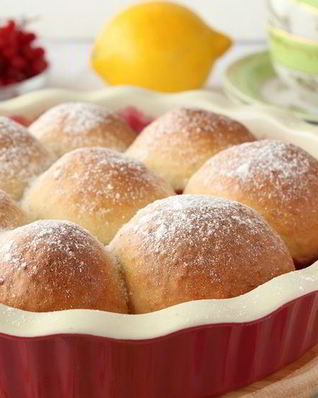 Бухтельн — воздушные булочки с горячим ягодным конфитюром