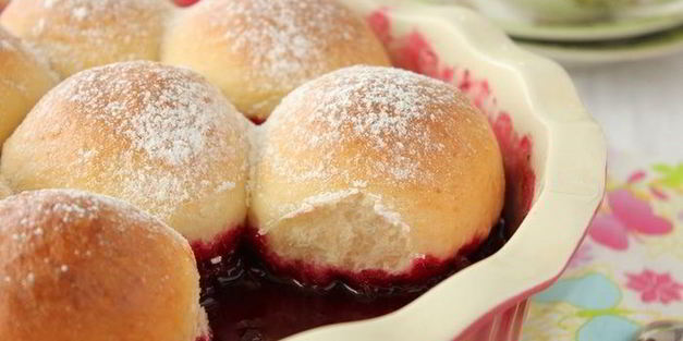 бухтельн — воздушные булочки с горячим ягодным конфитюром