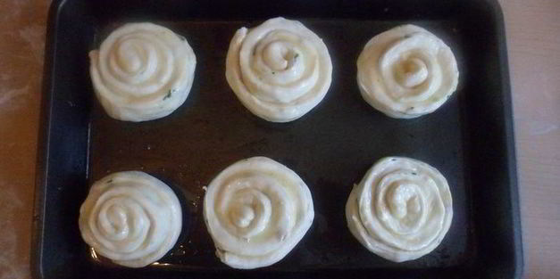 булочки аппетитные с сыром и ветчиной