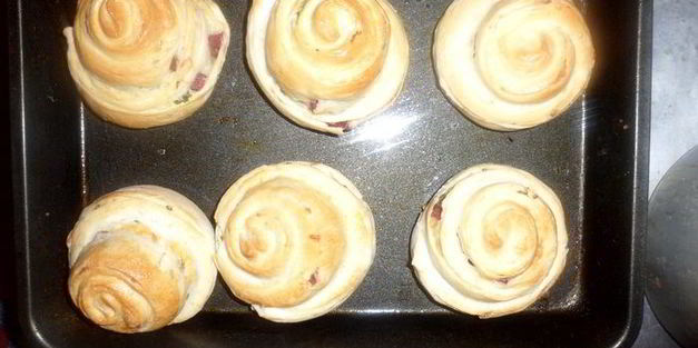 булочки аппетитные с сыром и ветчиной