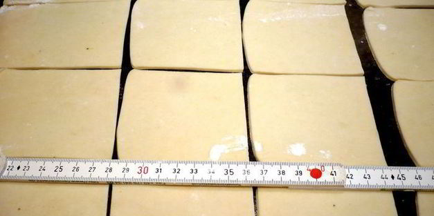 булочки из слоеного теста с песто из руколы и кешью